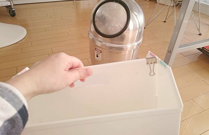 中央の穴に手を通せば持ち運びも簡単!