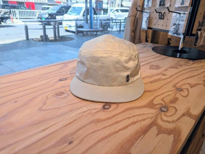 つばが「まっすぐ」なキャップ