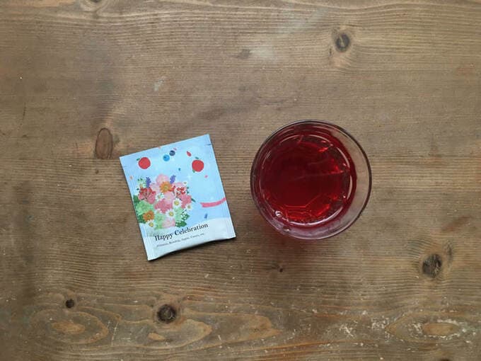 甘い香りとハイビスカスの酸味、シナモンの香りを楽しめる紅茶です