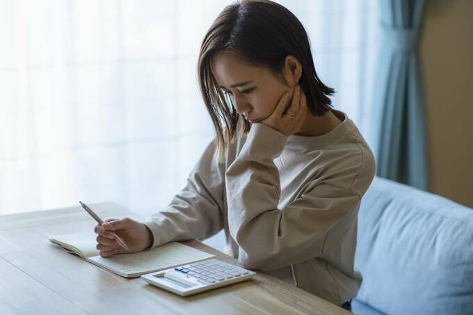 ノートを書く女性