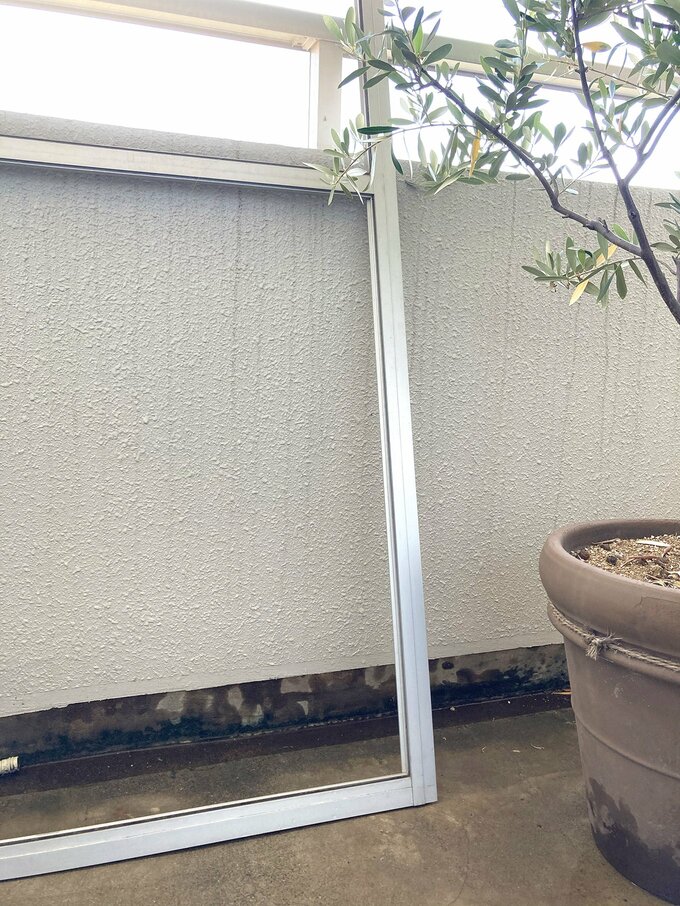 リビングの網戸がしろちゃんの被害に。高さ190×95センチくらい