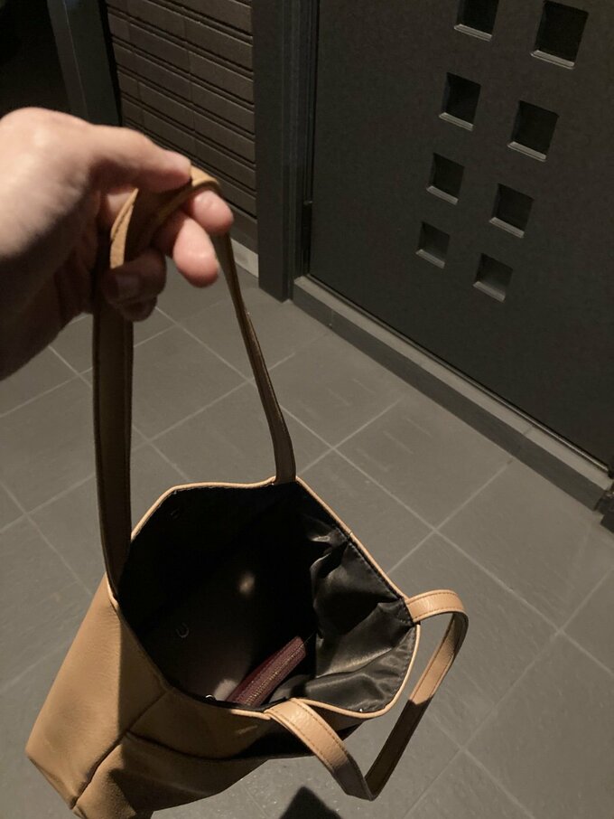 バッグの中の鍵を探す