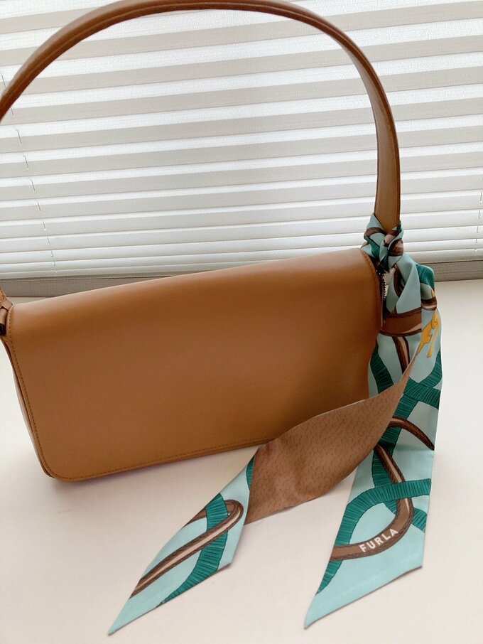 持ち手に巻いたり、写真のように結んでも