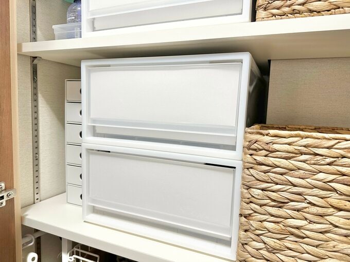 脱衣所には扉つきのクローゼット収納の内部