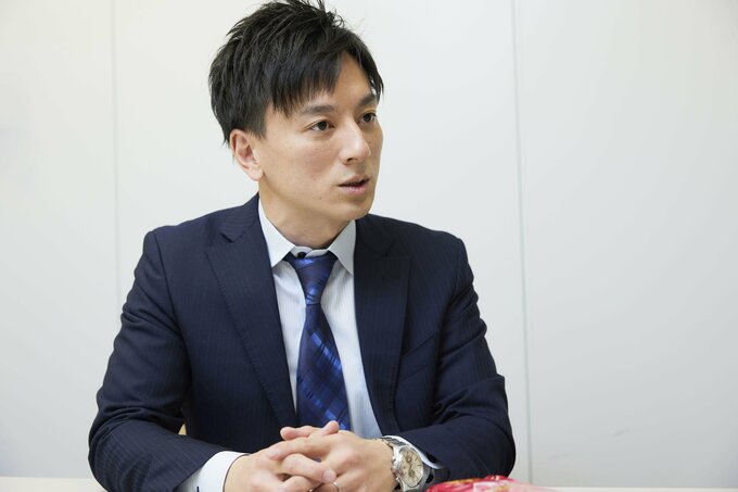 インタビューに答える男性2