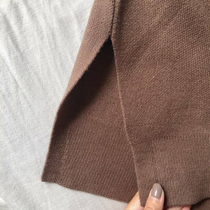 裾にスリットが入っている様子