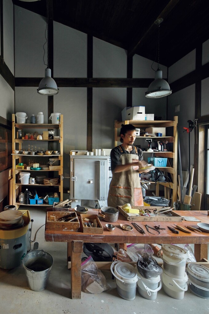 ひろびろとした土間は、ものづくりの空間