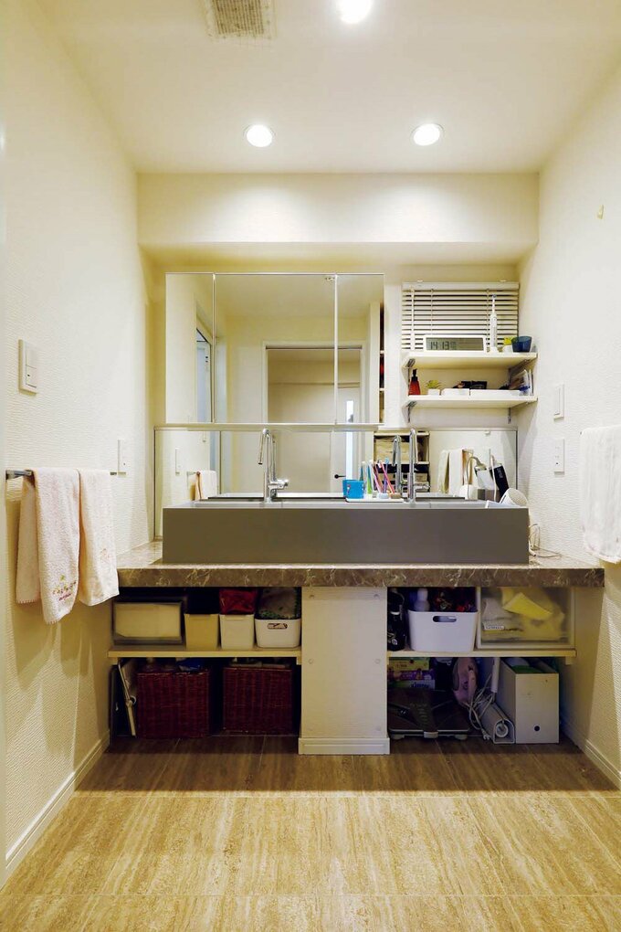 ワイドな洗面ボウルと2つの水栓を備えた