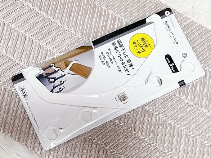 「ハンガーラック鴨居用」（110円）材質・本体：ポリプロピレン　商品サイズ：25.5cm×12.5cm×1.8cm　耐荷重：3kgまで　有効使用範囲：最大幅11cmまで、最大厚4cmまで