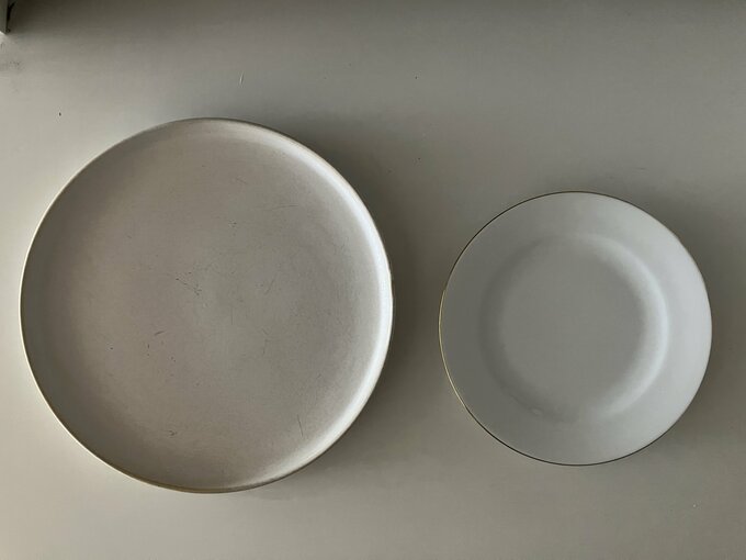 シンプルな無地のお皿は万能