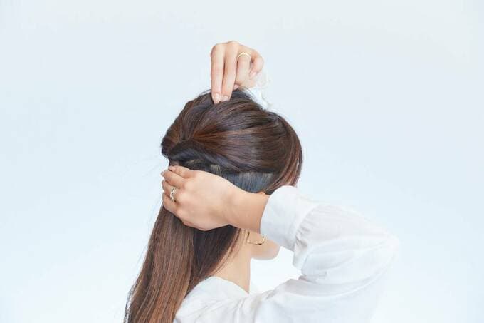 ゴム部分をおさえながら、後頭部を指で引き出す