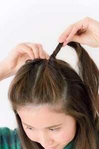 毛束を右手で押さえておき