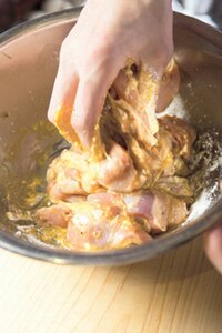 卵と小麦粉をもみ込む