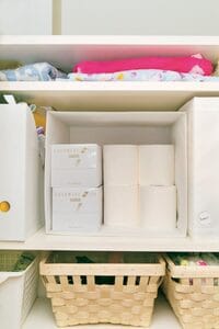 横に倒したボックスにペーパーのストックを入れて在庫管理