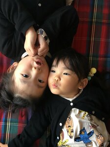 顔を寄せ合う姿も逃さずキャッチして！