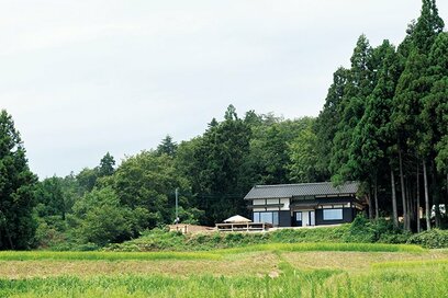 画商の別荘を一棟貸しの宿に改修。人と自然をつなげて、過疎化が進む集落に活気を
