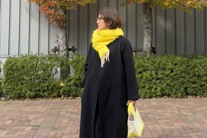 50代の「ストール活用コーデ」3選。“あえて”きっちりしない、1種類の巻き方を覚えればOK