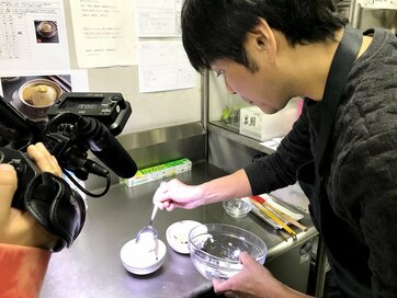 雑然とした厨房で繰り広げられる神ワザ＜ノンストップ！Pの裏話＞