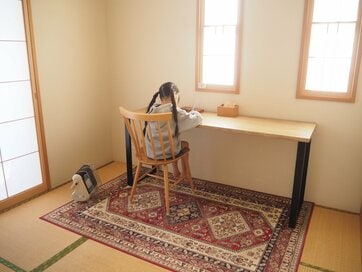子ども3人家庭、リビング横和室に「細長デスクを追加」で暮らしが好転。勉強も片付けもはかどる