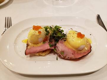 本場NY流・濃厚エッグベネディクト。ソースの隠し味にタバスコを