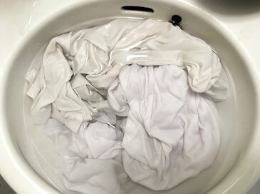 「黄ばんだTシャツ」の白さを取り戻す簡単テク。専門家が教える正しい洗濯術