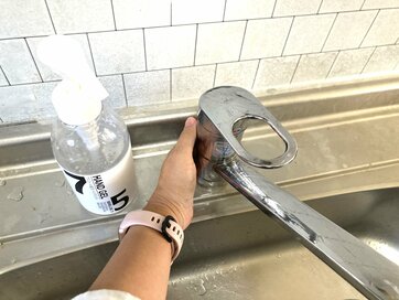 浴室やシンクの「水アカ・皮脂汚れ」をスッキリ落とすコツ。家にある洗剤で簡単にできる