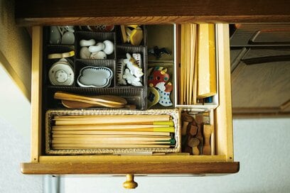 70代・ひとり暮らしの「ラクで楽しい」食卓術。即席フードに頼りつつ食器使いで華やかに