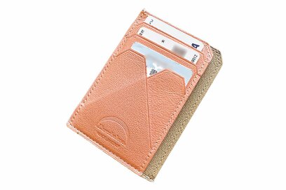 資産4000万円超えの人の「リアルな財布」。現金を下ろすのは月1回、3万円だけ持ち歩く