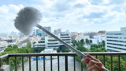 5分でOK！水だけで「窓ガラスをピカピカ」にする簡単お手入れ法。からぶきの“スピード感”が肝！