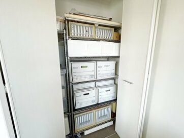 50代の「安心収納」、日常のストック品と防災備品を1か所にまとめてわかりやすく