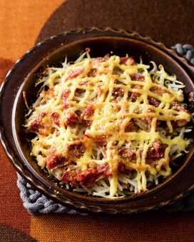 ＜モヤシと豚肉のマヨネーズグラタン＞材料を重ねてソースをかけて焼くだけのお手軽グラタン
