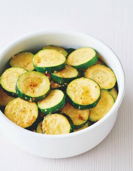 料理家が繰り返しつくる「ズッキーニ」の簡単ナムル。チーズ焼きアレンジも美味