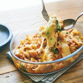 手っ取り早いおかずなら「豚キムチーズ」。味つけはめんつゆで完成