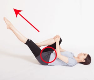 左脚を伸ばしたまま下ろしていく