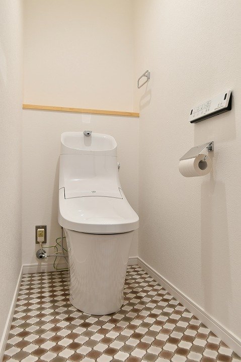 床がアクセントのトイレ