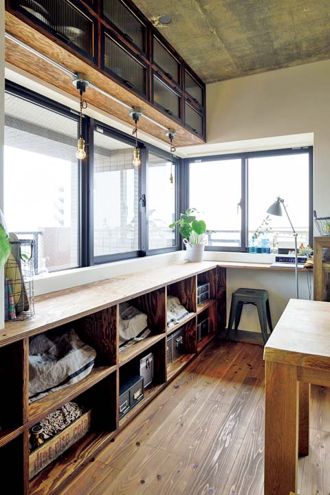 ダイニングキッチンの窓辺に造作した棚