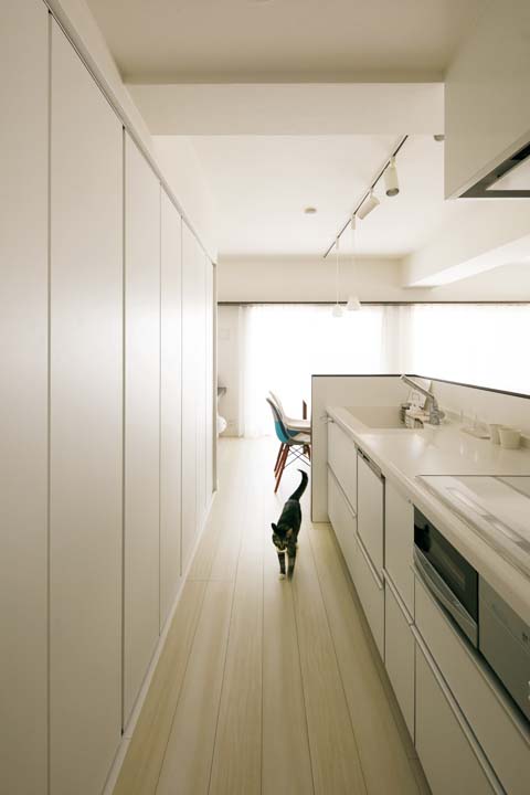 スライド式の建具で隠す背面収納は猫が入り込めない