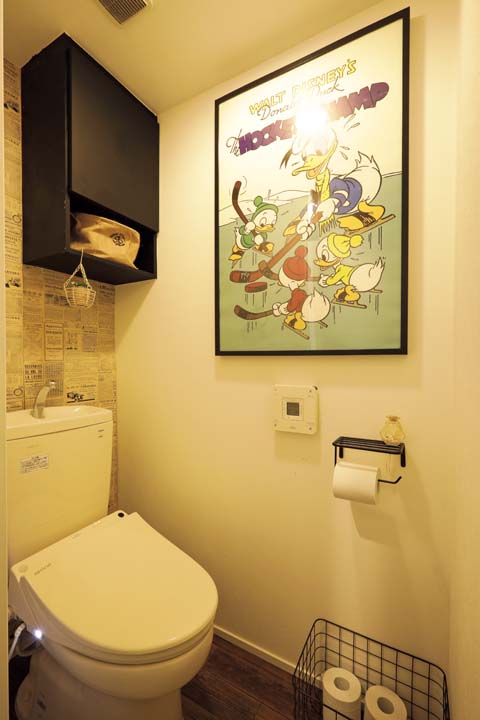 フタが自動で開閉する温水洗浄便座付きのトイレ