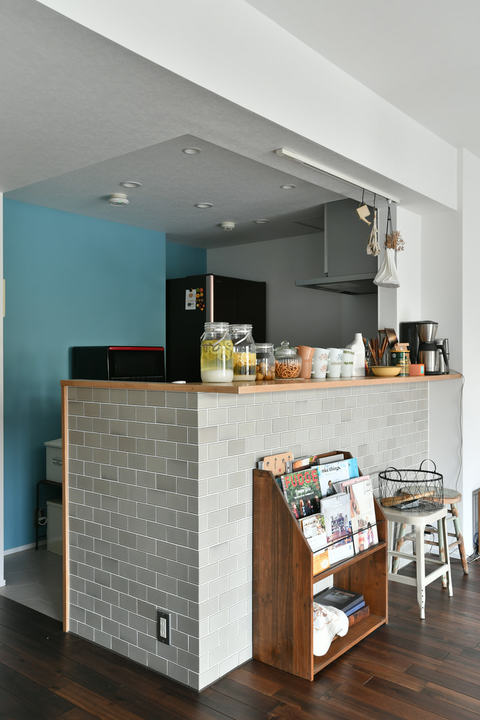 カフェ風のグレイッシュなキッチン