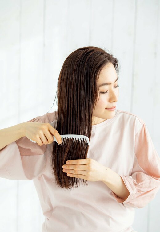 髪をとかす画像