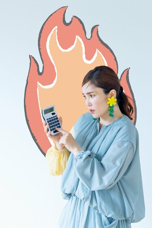炎のイラストを背景に険しい表情で電卓を見る平野ノラさん