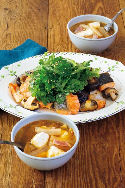 鮭とシイタケのソテー　春菊ナムルのせ