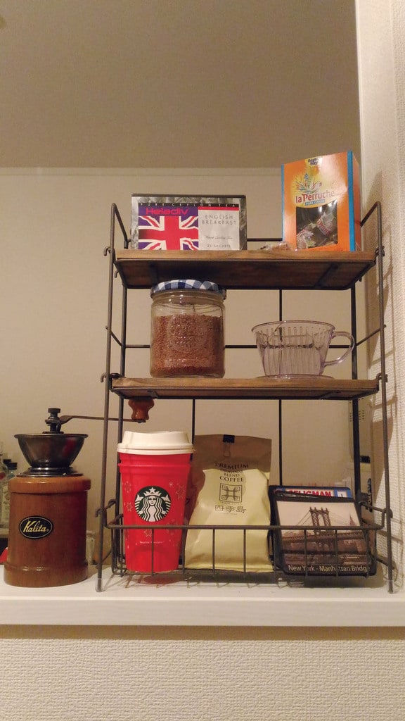 3段ラックにコーヒーなど