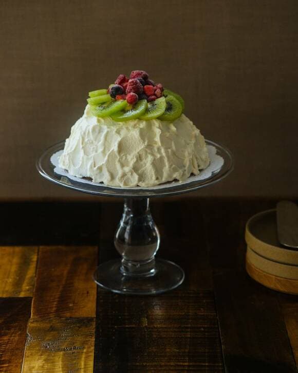 ベリーとキウイのドームショートケーキ