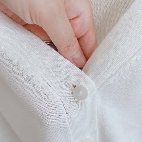 Vネックカーディガンのボタン