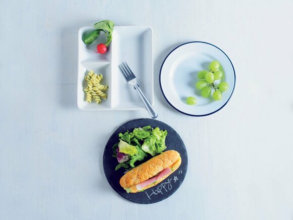 このお皿ぜんぶ300円なんです