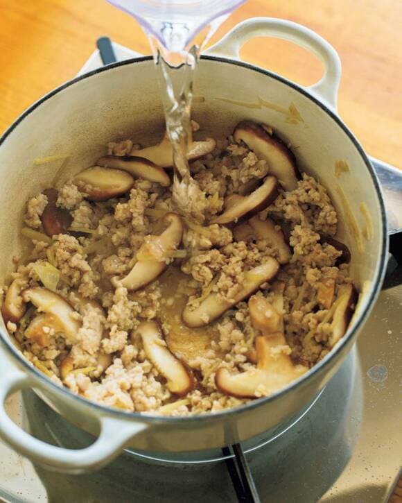 お鍋にシイタケお肉