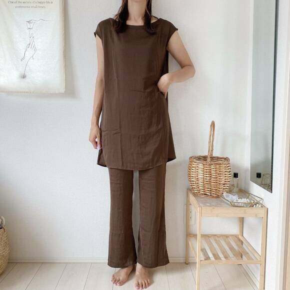 ヴィンテージサテンラウンジセットを着た女性