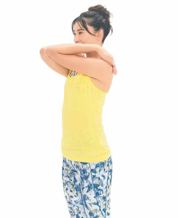 黄色の服を着た女性ひじをつける斜め角度