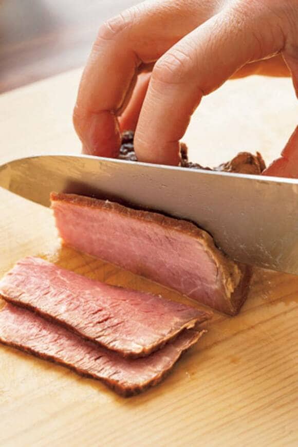 豚肉をカットするところ